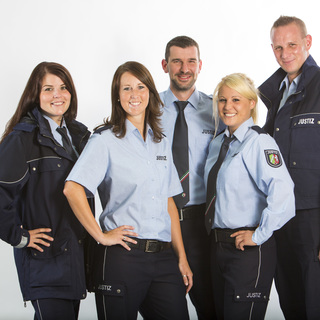 Gruppenbild mit Justizvollzugsbediensteten