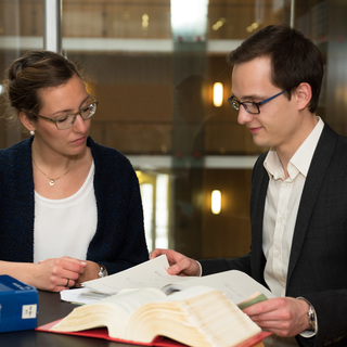 Rechtsreferendare beim Aktenstudium