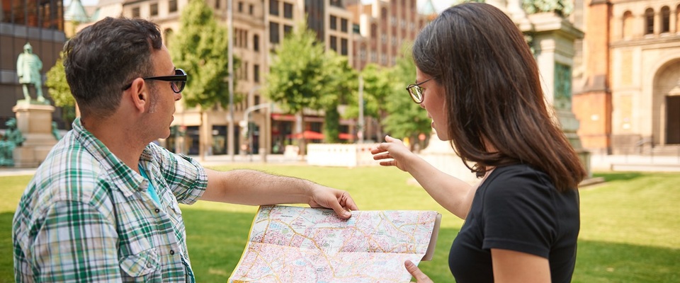 Menschen mit einem Stadtplan